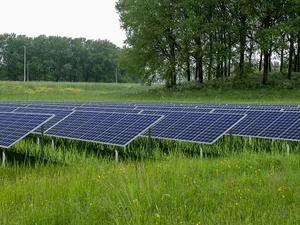 Rijkswaterstaat gaat 4 zonneparken aanbesteden langs A7 tussen Hoorn en Den Oever