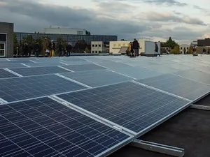 Postcoderoosproject Alfa-college: eerste 350 van 1.000 zonnepanelen geplaatst