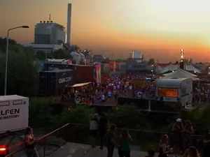 Alfen laat dancefestival Nijmegen op zonne-energie draaien door mobiele batterij