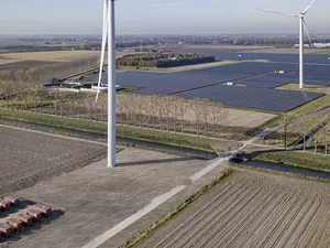 CE Delft: wind op zee en zonnepanelen op daken maken extra zonneparken overbodig