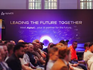 AlphaESS lanceert slimme AI-agent Alpha Q voor thuisbatterijen die consumenten geld bespaart en installateurs onnodige bezoeken