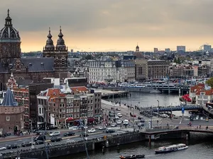 Regionale Energiestrategie Amsterdam: helft grote daken moet in 2030 zonnepanelen hebben