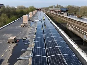 Amsterdam neemt 5.200 zonnepanelen in gebruik op 13 metrostations