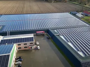9.500 zonnepanelen en batterij vormen hybride energiesysteem bij tomatenkweker