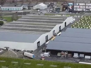 Gent en Beauvent plaatsen 17.000 zonnepanelen op loodsen van Lemahieu Group