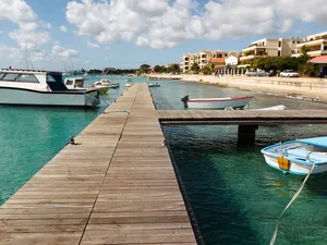 Sociale huurwoningen op Bonaire krijgen zonnepanelen en thuisbatterij