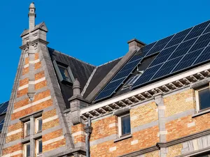 Brusselse netbeheerder wil productie zonnepanelen beperken op piekmomenten