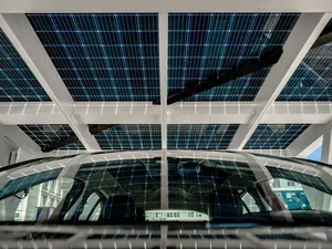 SoliTek introduceert nieuwe dubbelzijdige zonnepanelen voor zonnecarports