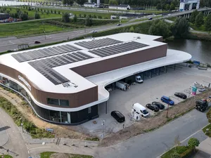 Beperkte netaansluiting, toch snelladen dankzij batterijen: Carwash A27 en 4blue laten zien dat het kan