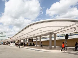 Tilburg heeft eerste zelfvoorzienende busstation in Nederland