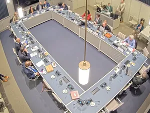 Salderingsregeling: Eerste Kamer kritisch over controle redelijkheid terugleverkosten, ACM rekent op rechtszaken