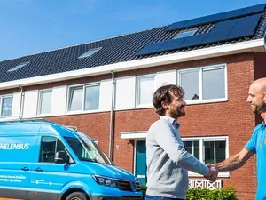 Rechtbank: installateur van zonnepanelen mishandelt collega, ontslag door Coolblue terecht