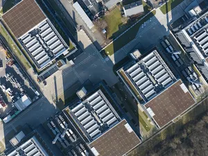 ‘AI-datacenters verdubbelen vraag naar zonnepanelen en batterijen’
