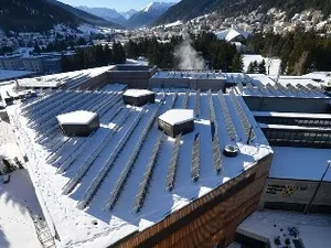 Zwitsers Davos Congress Centre neemt voor World Economic Forum zonnestroomsysteem in gebruik
