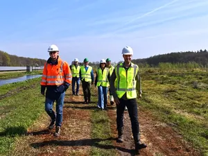 Energiecoöperatie De Groene Wieken neemt eerste zonnepark in gebruik
