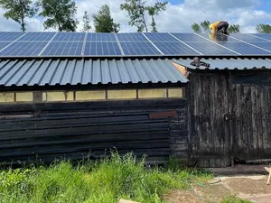 Vrijstad Energie plaatst verticale zonnepanelen bij Stal Den Heuvel in Culemborg