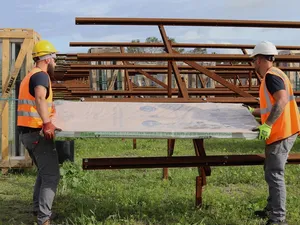 Eerste zonnecollector van zonnewarmtepark Dorkwerd geïnstalleerd