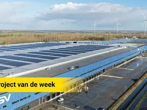Project van de week | Nieuw distributiecentrum DSV heeft dak met 12.904 zonnepanelen en 1.000 parkeerplekken