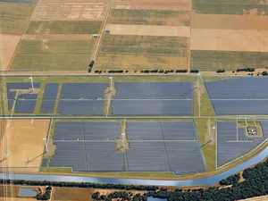 Energiecoöperatie Eekerpolder mede-eigenaar van grootste zonnepark van Nederland
