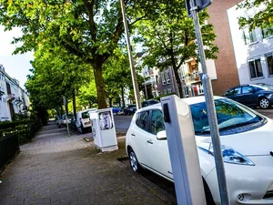 Slim laden elektrische auto’s halveert piekbelasting van stroomnet