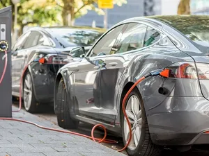 ‘Laden elektrische auto door wind- en zonne-energie ’s middags 40 procent duurzamer’