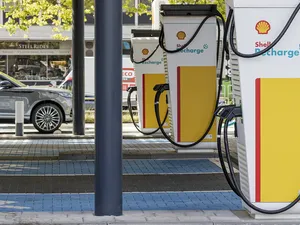 Bijna alle auto’s op Nederlandse wegen rijden in 2040 elektrisch