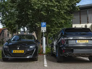 Goed nieuws voor rijders oudere elektrische leaseauto’s, kabinet verlaagt bijtelling naar 14 procent