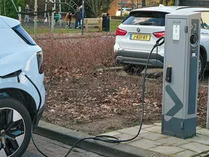 Tweede Kamer stemt in met minder snelle stijging bijtelling elektrische auto