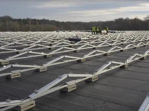 Eneco plaatst 3.450 zonnepanelen bij Centre Sportif (video)