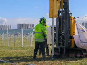 Bouw Energiepark Klaverblad Noordoost met 30,5 megawattpiek zonnepanelen van start