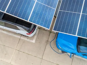 Enie.nl start met verkoop en verhuur van zonnecarports voor middelgrote parkeerterreinen