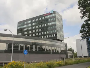 Essent voert terugleverkosten in voor klanten met zonnepanelen, proef met thuisbatterij