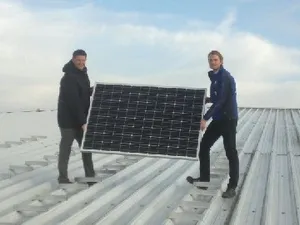 Eerste zonnepaneel op dak Euroborg gelegd 
