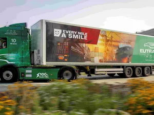 EUTRACO bouwt grootste Belgische e-truckvloot met zonnepanelen en 40 batterijen