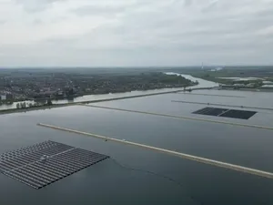 Waterbedrijf Evides opent drijvend zonnepark met 8.804 zonnepanelen