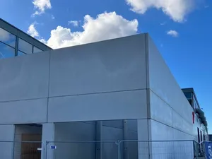 Batterij bij beursgebouw Kortrijk Xpo; een van de grootste brandmuren ooit