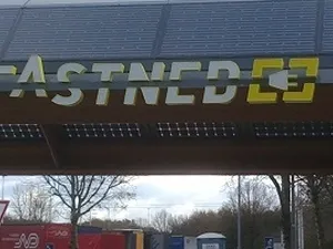 FastNed opent deze maand vijfentwintigste snellaadstation met zonnepanelen