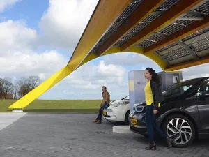 Fastned opent 50e solar snellaadstation langs de snelweg