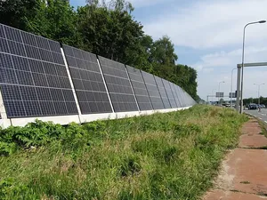 2,5 kilometer lang geluidsscherm met zonnepanelen in Alkmaar bijna klaar