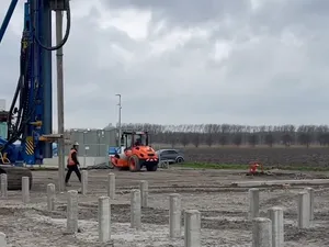 Eerste paal de grond in voor grootste batterij van Nederland