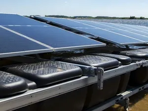 Eerste zonnebootje te water: bouw drijvend zonnepark Nij Beets van start