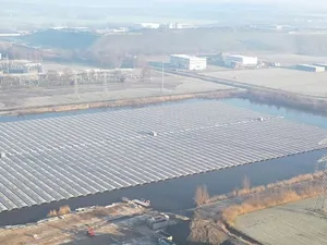 17.000 zonnepanelen tellend drijvend zonnepark Oudehaske aangesloten op stroomnet