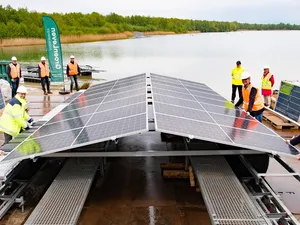 GroenLeven installeert eerste zonnepanelen van grootste drijvende zonnepark Europa