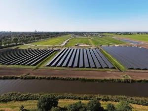 CE Delft: batterijen bieden ruimte voor 7,5 gigawattpiek extra zonneparken, 10 gigawattpiek extra door efficiëntere netaansluiting