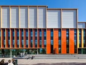 Zonnepanelen zorgen voor eerste energieneutraal gymnasium van Amsterdam