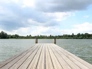 Rechter vernietigt vergunning drijvend zonnepark Haarrijnseplas