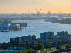 Kosten voor transport containers van Shanghai naar Rotterdam dalen voor tweede week op rij