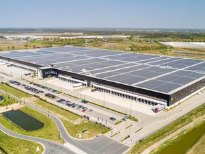 Greenport Venlo bereikt mijlpaal van 100 hectare zonnepanelen op daken