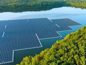 TotalEnergies en Holcim openen grootste drijvende zonnepark van België