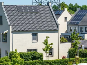 Toezichthouder ACM: klanten met zonnepanelen bezorgen energiebedrijven extra kosten, meer onderzoek nodig